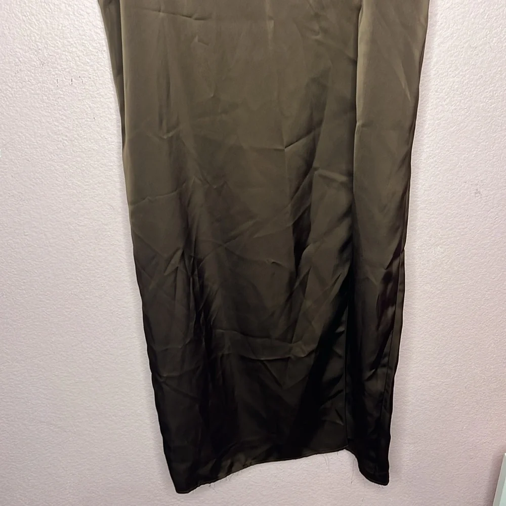 16Arlington Olwyn Back-Slit Satin Maxi Skirt. Size 14